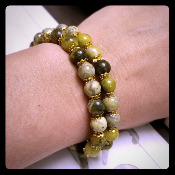 Mixed green beads stretch bracelet - Picture 1 of 3